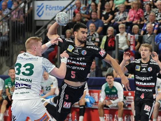 06 09 2025 Handball 1 Bundesliga DAIKIN HBL Season 2025 2026 03 Matchday HC Erlangen Metropolregion Nürnberg HCE Frisch Auf Göppingen DaMa xdaxmax Ymir Gislason 33, Frisch Auf Göppingen Milos Kos 5, HC Erlangen HCE