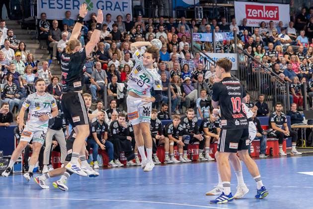 Ludvig Hallbaeck FRISCH AUF Goeppingen, 20 on throw, Maciej Gebala HC Erlangen, 77 Florian Scheerer HC Erlangen, 10 David Schmidt FRISCH AUF Goeppingen, 77 HC Erlangen vs FRISCH AUF Goeppingen, Handball, 1 Handball Bundesliga, Saison 2025 2026, 3 Spieltag, 06 09 2025 HC Erlangen vs FRISCH AUF Goeppingen, Handball, 1 Handball Bundesliga, Saison 2025 2026, 3 Spieltag, 06 09 2025 Nuernberg Copyright: xEibner-Pressefoto ArdanxFuessmanx EP_AFN