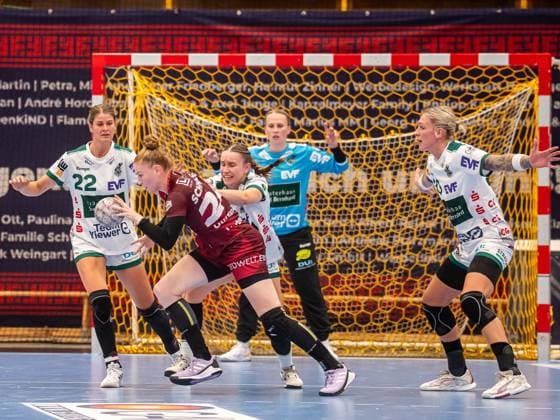 Meike Schmelzer HSG Bensheim Auerbach, 24 in duel with Lea Watzl Frisch Auf Women, 07 , HSG Bensheim Auerbach vs Frisch Auf Goeppingen, Handball, 1 Bundesliga, Season 2025 2026, 06 09 2025 HSG Bensheim Auerbach vs Frisch Auf Goeppingen, Handball, 1 Bundesliga, Season 2025 2026, 06 09 2025 Bensheim Copyright: xMichaelxSchmidt Eibner-Pressefotx EP_MST