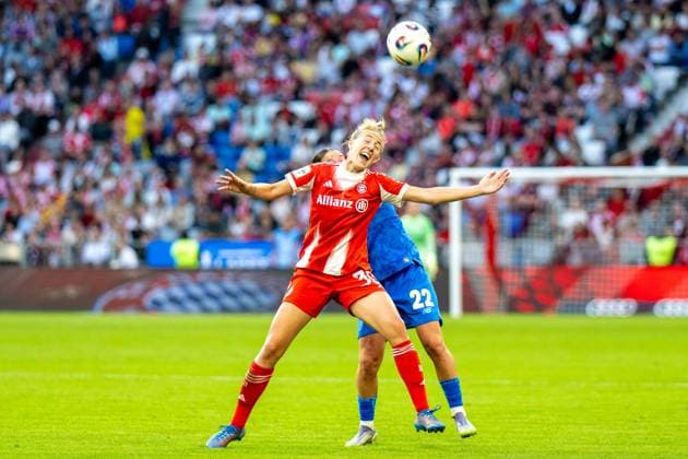 Carolin Simon 30 FC Bayern Muenchen Frauen in duel with Ruby Grant 22 Bayer 04 Leverkusen , FC Bayern Frauen Muenchen Bayer 04 Leverkusen, Google Pixel Frauenbundesliga, 1 Spieltag, 06 09 25 DFB regulations prohibit any use of photographs as image sequences and or quasi video kolbert press Muenchen Bayern Germany Copyright: xkolbert-press UlrichxGamelx