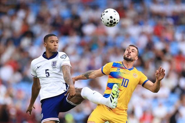 Fußball 2026 FIFA Weltmeisterschaft Qualifikation Gruppe K England gegen Andorra 6. September 2025 2026 FIFA Weltmeisterschaft Qualifikation Gruppe K England gegen Andorra Ezri Konsa aus England kämpft mit Guillaume Lopez aus Andorra Foto Simon Stacpoole Abseits Birmingham UK  Copyright: xSimonxStacpoolexOffside