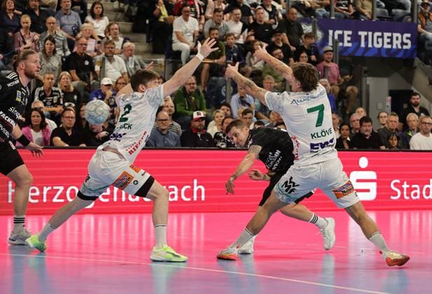 06 09 2025 Handball 1 Bundesliga DAIKIN HBL Season 2025 2026 03 Matchday HC Erlangen Metropolregion Nürnberg HCE Frisch Auf Göppingen DaMa xdaxmax Viggo Kristjansson 73, HC Erlangen HCE with shot on goal