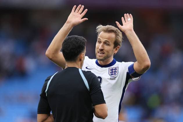 Fußball 2026 FIFA Weltmeisterschaft Qualifikation Gruppe K England gegen Andorra 6. September 2025 2026 FIFA Weltmeisterschaft Qualifikation Gruppe K England gegen Andorra Harry Kane aus England gestikuliert zum Schiedsrichter Foto Simon Stacpoole Abseits Birmingham UK  Copyright: xSimonxStacpoolexOffside