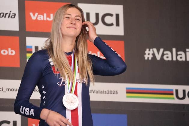 06 09 2025, ChampÃ ry, ChampÃ ry 2025 UCI Mountain Bike World Championships, Aletha Ostgaard USA Bronze Medal at the Junior s Downhill World Championship during the award ceremony ChampÃ ry Grand Paradis Valais Switzerland Copyright: xJustPictures.ch FrancescoxMinghettix jp-en-FrMi-MNG_2693