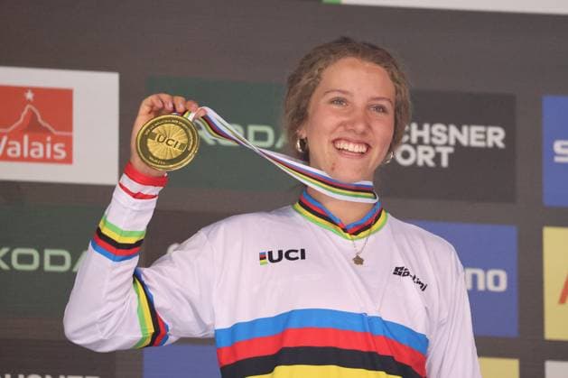 06 09 2025, ChampÃ ry, ChampÃ ry 2025 UCI Mountain Bike World Championships, Rosa Zierl AUT Gold Medal at the Junior s Downhill World Championship during the award ceremony ChampÃ ry Grand Paradis Valais Switzerland Copyright: xJustPictures.ch FrancescoxMinghettix jp-en-FrMi-MNG_2804