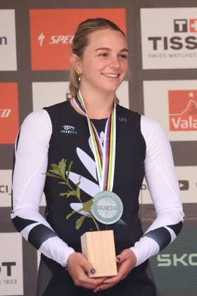 06 09 2025, ChampÃ ry, ChampÃ ry 2025 UCI Mountain Bike World Championships, Eliana Hulsebosch NZL Silver Medal at the Junior s Downhill World Championship during the award ceremony ChampÃ ry Grand Paradis Valais Switzerland Copyright: xJustPictures.ch FrancescoxMinghettix jp-en-FrMi-MNG_2845