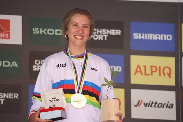 06 09 2025, ChampÃ ry, ChampÃ ry 2025 UCI Mountain Bike World Championships, Rosa Zierl AUT Gold Medal at the Junior s Downhill World Championship during the award ceremony ChampÃ ry Grand Paradis Valais Switzerland Copyright: xJustPictures.ch FrancescoxMinghettix jp-en-FrMi-MNG_2871