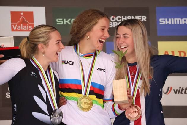 06 09 2025, ChampÃ ry, ChampÃ ry 2025 UCI Mountain Bike World Championships, Eliana Hulsebosch NZL Silver Medal on the left, Rosa Zierl AUT Gold Medal in center and Aletha Ostgaard USA Bronze Medal on the right at the Junior s Downhill World Championship during the award ceremony ChampÃ ry Grand Paradis Valais Switzerland Copyright: xJustPictures.ch FrancescoxMinghettix jp-en-FrMi-MNG_3001