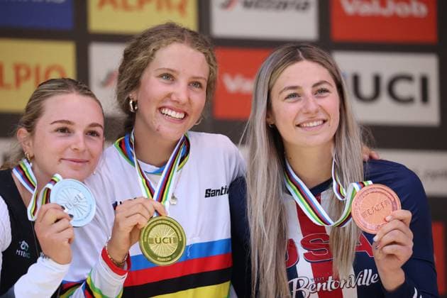 06 09 2025, ChampÃ ry, ChampÃ ry 2025 UCI Mountain Bike World Championships, Eliana Hulsebosch NZL Silver Medal on the left, Rosa Zierl AUT Gold Medal in center and Aletha Ostgaard USA Bronze Medal on the right at the Junior s Downhill World Championship during the award ceremony ChampÃ ry Grand Paradis Valais Switzerland Copyright: xJustPictures.ch FrancescoxMinghettix jp-en-FrMi-MNG_3031