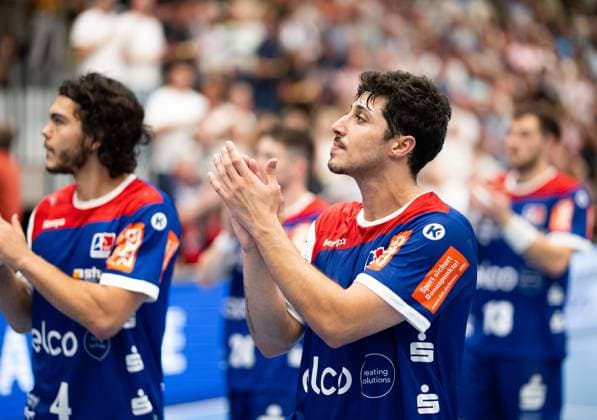 This is the victory , Yonathan Dayan, HBW Balingen Weilstetten, 34 celebrates with the team, HBW Balingen Weilstetten vs HC Elbflorenz Dresden, Handball, 2 Bundesliga, 2 Matchday, Season 2025 2026, 06 09 2025 Eibner Pressefoto Andreas Ulmer HBW Balingen Weilstetten vs HC Elbflorenz Dresden, Handball, 2 Bundesliga, 2 Matchday, Season 2025 2026, 06 09 2025 Balingen Copyright: xEibner-Pressefoto AndreasxUlmerx EP_AUR