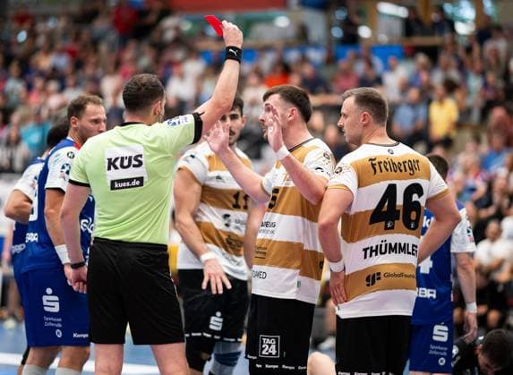 Hartes Foul an Csaba Leimeter (HBW Balingen Weilstetten, 55), am Boden, von Timo Loesser, (HC Elbflorenz Dresden, 55), dafuer gibt es Rot, HBW Balingen Weilstetten vs. HC Elbflorenz Dresden, Handball, 2. Bundesliga, 2. Spieltag, Saison 2025 2026, 06.09.2025 Eibner-Pressefoto Andreas Ulmer HBW Balingen Weilstetten vs. HC Elbflorenz Dresden, Handball, 2. Bundesliga, 2. Spieltag, Saison 2025 2026, 06.09.2025 Balingen *** Hard foul on Csaba Leimeter HBW Balingen Weilstetten, 55 , on the ground, by Timo Loesser, HC Elbflorenz Dresden, 55 , red card, HBW Balingen Weilstetten vs HC Elbflorenz Dresden, Handball, 2 Bundesliga, 2 Matchday, Season 2025 2026, 06 09 2025 Eibner Pressefoto Andreas Ulmer HBW Balingen Weilstetten vs HC Elbflorenz Dresden, Handball, 2 Bundesliga, 2 Matchday, Season 2025 2026, 06 09 2025 Balingen Copyright: xEibner-Pressefoto AndreasxUlmerx EP_AUR