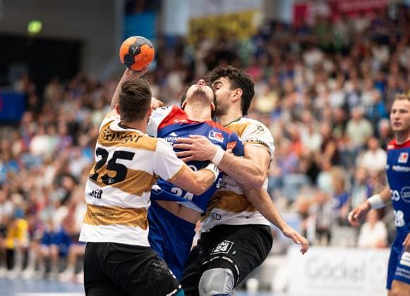 Yonathan Dayan, HBW Balingen Weilstetten, 34 made the play, from left Sebastian Gress, HC Elbflorenz Dresden, 25 still intervenes, HBW Balingen Weilstetten vs HC Elbflorenz Dresden, Handball, 2 Bundesliga, 2 Matchday, Season 2025 2026, 06 09 2025 Eibner Pressefoto Andreas Ulmer HBW Balingen Weilstetten vs HC Elbflorenz Dresden, Handball, 2 Bundesliga, 2 Matchday, Season 2025 2026, 06 09 2025 Balingen Copyright: xEibner-Pressefoto AndreasxUlmerx EP_AUR