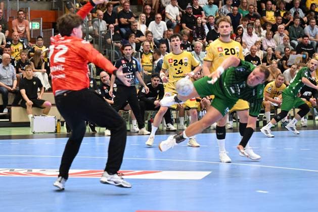 Handball 2 Bundesliga 2 Matchday HSG Krefeld vs Eulen Ludwigshafen on September 6, 2025 in the Glockenspitzhalle in Krefeld Frederic Stüber 2 Eulen Ludwigshafen at the circle against goalkeeper Anel Durmic 72 HSG Krefeld wd