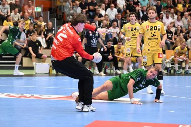 Handball 2 Bundesliga 2 Matchday HSG Krefeld vs Eulen Ludwigshafen on September 6, 2025 in the Glockenspitzhalle in Krefeld Frederic Stüber 2 Eulen Ludwigshafen at the circle against goalkeeper Anel Durmic 72 HSG Krefeld wd