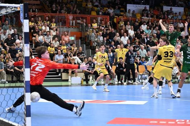 Handball 2 Bundesliga 2 Matchday HSG Krefeld vs Eulen Ludwigshafen on September 6, 2025 in the Glockenspitzhalle in Krefeld Marc Robin Eisel 9 Eulen Ludwigshafen successful against goalkeeper Anel Durmic 72 HSG Krefeld wd