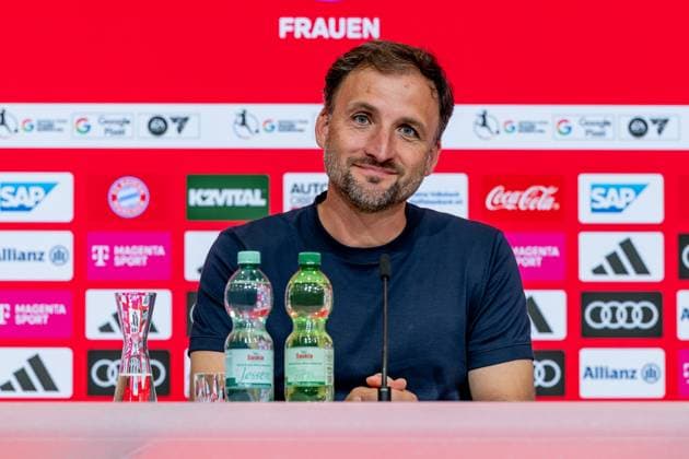 Jose Barcala Head Coach, FC Bayern Muenchen Women at the press conference after the match FC Bayern Muenchen Women vs Bayer 04 Leverkusen, Soccer, Google Pixel Women Bundesliga, 1 Matchday, Season 2025 2026, 06 09 2025 DFL DFB REGULATIONS PROHIBIT ANY USE OF PHOTOGRAPHS as IMAGE SEQUENCES and or QUASI VIDEO FC Bayern Muenchen Frauen vs Bayer 04 Leverkusen, Football, Google Pixel Frauen Bundesliga, 1 Spieltag, Saison 2025 2026, 06 09 2025 Muenchen Copyright: xEibner-Pressefoto HeikexFeinerx EP_HFR