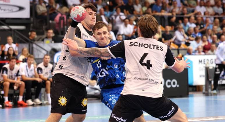 BAU 06 09 2025 Stuttgart Handball TVB Stuttgart vs Bergischer HC, f l Aron Seesing Bergischer HC , Simone Mengon TVB , Elias Scholtes Bergischer HC