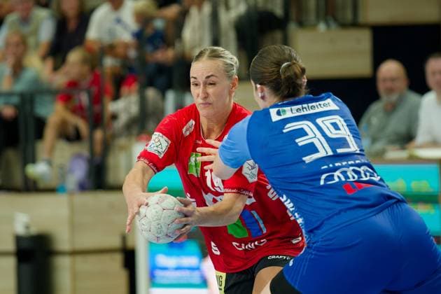 Lea Gruber Halle, 19 , Merle Albers Neckarsulm, 39 , SV Union Halle Neustadt vs Sport Union Neckarsulm, Handball Bundesliga Frauen, Saison 2025 26, 2 Spieltag, 06 09 2025 Halle SWH Arena Sachsen Anhalt Germany