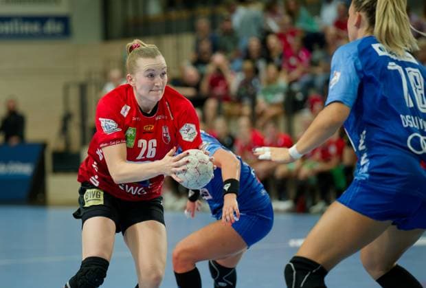 Cara Reuthal Halle, 26 , Paulina Uscinowicz Neckarsulm, 78 , SV Union Halle Neustadt vs Sport Union Neckarsulm, Handball Bundesliga Frauen, Saison 2025 26, 2 Spieltag, 06 09 2025 Halle SWH Arena Sachsen Anhalt Germany