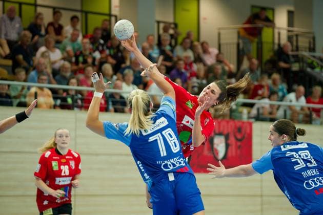 Paulina Uscinowicz Neckarsulm, 78 , Engelina Alida Corona Molenaar Halle, 7 , Merle Albers Neckarsulm, 39 , SV Union Halle Neustadt vs Sport Union Neckarsulm, Handball Bundesliga Frauen, Saison 2025 26, 2 Spieltag, 06 09 2025 Halle SWH Arena Sachsen Anhalt Germany