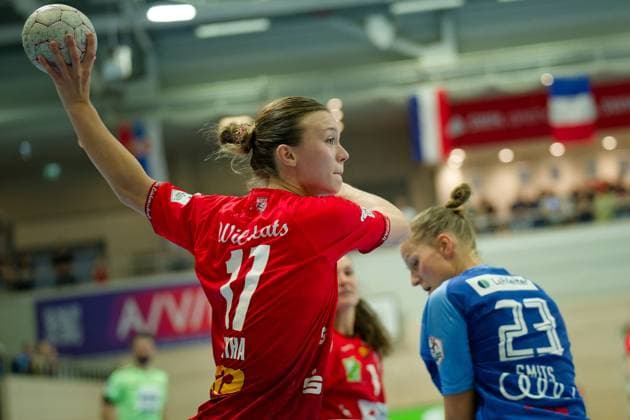Emma Hertha Halle, 17 , Munia Smits Neckarsulm, 23 , SV Union Halle Neustadt vs Sport Union Neckarsulm, Handball Bundesliga Frauen, Saison 2025 26, 2 Spieltag, 06 09 2025 Halle SWH Arena Sachsen Anhalt Germany