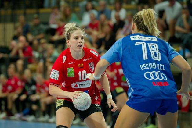 Viktoria Marksteiner Halle, 10 , Paulina Uscinowicz Neckarsulm, 78 , SV Union Halle Neustadt vs Sport Union Neckarsulm, Handball Bundesliga Frauen, Saison 2025 26, 2 Spieltag, 06 09 2025 Halle SWH Arena Sachsen Anhalt Germany