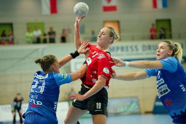 Munia Smits Neckarsulm, 23 , Lea Gruber Halle, 19 , Paulina Uscinowicz Neckarsulm, 78 , SV Union Halle Neustadt vs Sport Union Neckarsulm, Handball Bundesliga Frauen, Saison 2025 26, 2 Spieltag, 06 09 2025 Halle SWH Arena Sachsen Anhalt Germany