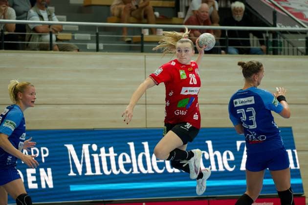Cara Reuthal Halle, 26 , Munia Smits Neckarsulm, 23 , SV Union Halle Neustadt vs Sport Union Neckarsulm, Handball Bundesliga Frauen, Saison 2025 26, 2 Spieltag, 06 09 2025 Halle SWH Arena Sachsen Anhalt Germany