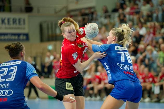 Munia Smits Neckarsulm, 23 , Cara Reuthal Halle, 26 , Paulina Uscinowicz Neckarsulm, 78 , SV Union Halle Neustadt vs Sport Union Neckarsulm, Handball Bundesliga Frauen, Saison 2025 26, 2 Spieltag, 06 09 2025 Halle SWH Arena Sachsen Anhalt Germany