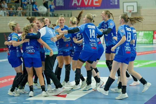Sport Union Neckarsulm players cheer after 29 31 away win, SV Union Halle Neustadt vs Sport Union Neckarsulm, Handball Bundesliga Frauen, Saison 2025 26, 2 Spieltag, 06 09 2025 Halle SWH Arena Sachsen Anhalt Germany