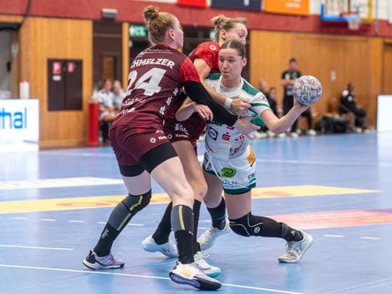 Lara Daeuble Frisch Auf Women, 95 in duel with Meike Schmelzer HSG Bensheim Auerbach, 24 and Matilda Ehlert HSG Bensheim Auerbach, 10 , HSG Bensheim Auerbach vs Frisch Auf Goeppingen, Handball, 1 Bundesliga, Season 2025 2026, 06 09 2025 HSG Bensheim Auerbach vs Frisch Auf Goeppingen, Handball, 1 Bundesliga, Season 2025 2026, 06 09 2025 Bensheim Copyright: xMichaelxSchmidt Eibner-Pressefotx EP_MST