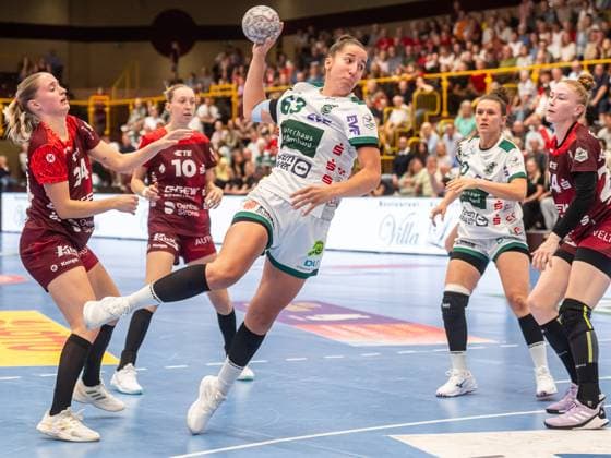 Stephanie Elies Frisch Auf Women, 63 prevails against Mia Ziercke HSG Bensheim Auerbach, 34, HSG Bensheim Auerbach vs Frisch Auf Goeppingen, Handball, 1 Bundesliga, Season 2025 2026, 06 09 2025 HSG Bensheim Auerbach vs Frisch Auf Goeppingen, Handball, 1 Bundesliga, Season 2025 2026, 06 09 2025 Bensheim Copyright: xMichaelxSchmidt Eibner-Pressefotx EP_MST