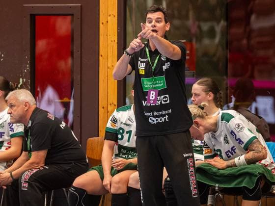 Nico Kiener, Head Coach Frisch Auf Women gives loud instructions, HSG Bensheim Auerbach vs Frisch Auf Goeppingen, Handball, 1 Bundesliga, Season 2025 2026, 06 09 2025 HSG Bensheim Auerbach vs Frisch Auf Goeppingen, Handball, 1 Bundesliga, Season 2025 2026, 06 09 2025 Bensheim Copyright: xMichaelxSchmidt Eibner-Pressefotx EP_MST