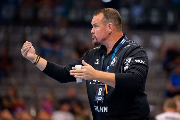 Stuttgart, Handball Bundesliga HBL 25 26 TVB Stuttgart Bergischer HC coach Misha Kaufmann Stuttgart gestures gestures gestures Stuttgart Porsche Arena Baden Württemberg Germany
