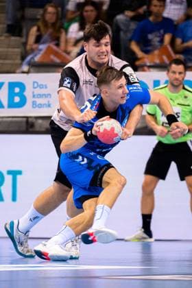 Stuttgart, Handball Bundesliga HBL 25 26 TVB Stuttgart Bergischer HC from left in a duel Aron Seesing Bergischer HC and Simone Mengon Stuttgart Stuttgart Porsche Arena Baden Württemberg Germany