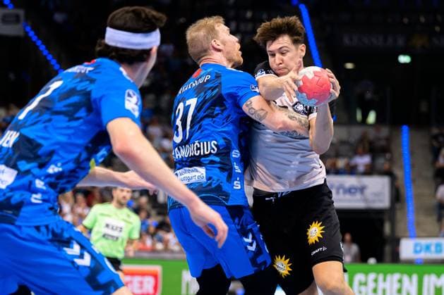 Stuttgart, Handball Bundesliga HBL 25 26 TVB Stuttgart Bergischer HC from left in a duel Jonas Truchanovicius Stuttgart and Sören Steinhaus Bergischer HC Stuttgart Porsche Arena Baden Württemberg Germany