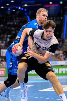 Stuttgart, Handball Bundesliga HBL 25 26 TVB Stuttgart Bergischer HC from left in a duel Jonas Truchanovicius Stuttgart and Sören Steinhaus Bergischer HC Stuttgart Porsche Arena Baden Württemberg Germany