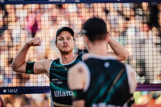 Beach Volleyball Men German Championships 2025 Timmendorfer Strand 06 09 2025 Nils Ehlers tenses his biceps after a successful block Timmendorfer Strand Ahmann Hager Arena Schleswig Holstein Germany