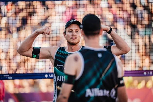 Beach Volleyball Men German Championships 2025 Timmendorfer Strand 06 09 2025 Nils Ehlers tenses his biceps after a successful block Timmendorfer Strand Ahmann Hager Arena Schleswig Holstein Germany