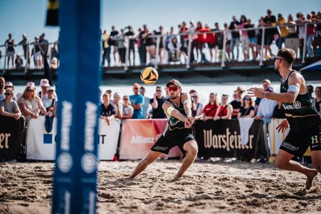Beach Volleyball Men German Championships 2025 Timmendorfer Strand 06 09 2025 Benedikt Sagstetter takes the ball Timmendorfer Strand Ahmann Hager Arena Schleswig Holstein Germany