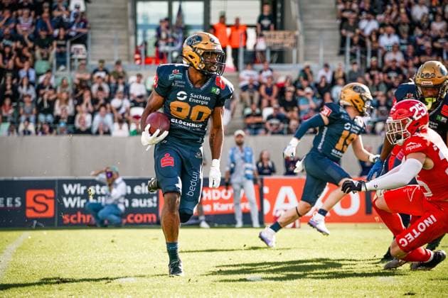 AJ Jackson (Dresden Monarchs, 80) carries the ball and Fabrizio Umetelli (Potsdam Royals, 25) tries to block him, Dresden Monarchs vs Potsdam Royals, American Football, Erima GFL, Week 18, 2025, 06.09.2025, Copyright: xFootxBowl PatrickxKlixx