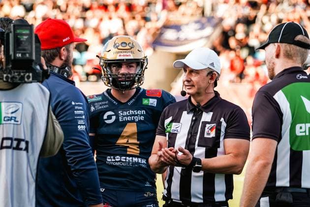 Logan Mobelini (Dresden Monarchs, 04) talking to the referees and his coach, Dresden Monarchs vs Potsdam Royals, American Football, Erima GFL, Week 18, 2025, 06.09.2025, Copyright: xFootxBowl PatrickxKlixx