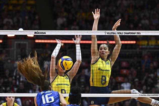Italy v Brazil - FIVB Women’s World Volleyball Championship BANGKOK, THAILAND - SEPTEMBER 06: Stella Nervini (16) of Italy and Julia Gambatto Kudiess (8) of Brazil in action during the FIVB Women’s Volleyball World Championship, WM, Weltmeisterschaft semi-final match between Italy and Brazil at Huamark Indoor Stadium in Bangkok, Thailand, on September 06, 2025. Mustafa Hatipoglu Anadolu Bangkok Thailand. Editorial use only. Please get in touch for any other usage.  Copyright: x2025xAnadoluxMustafaxHatipoglux