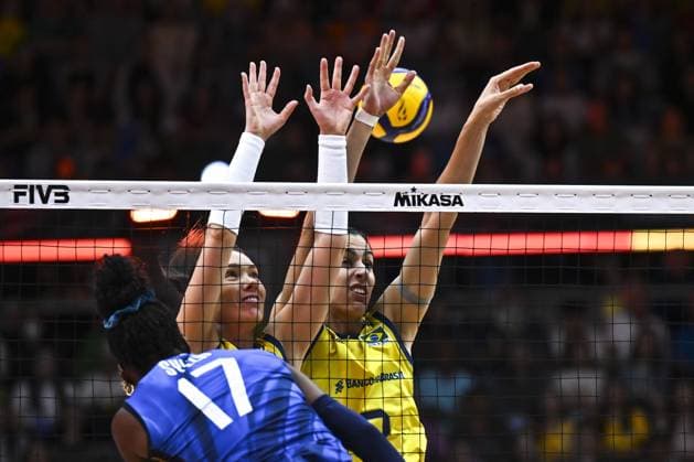 Italy v Brazil - FIVB Women’s World Volleyball Championship BANGKOK, THAILAND - SEPTEMBER 06: Myriam Fatime Sylla (17) of Italy in action during the FIVB Women’s Volleyball World Championship, WM, Weltmeisterschaft semi-final match between Italy and Brazil at Huamark Indoor Stadium in Bangkok, Thailand, on September 06, 2025. Mustafa Hatipoglu Anadolu Bangkok Thailand. Editorial use only. Please get in touch for any other usage.  Copyright: x2025xAnadoluxMustafaxHatipoglux