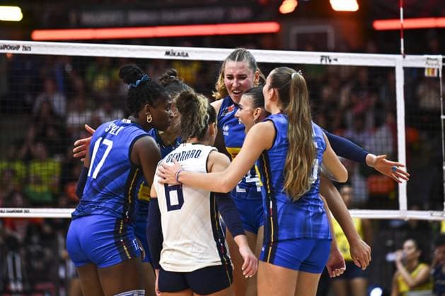 Italy v Brazil - FIVB Women’s World Volleyball Championship BANGKOK, THAILAND - SEPTEMBER 06: Players of Italy celebrate a point during the FIVB Women’s Volleyball World Championship, WM, Weltmeisterschaft semi-final match between Italy and Brazil at Huamark Indoor Stadium in Bangkok, Thailand, on September 06, 2025. Mustafa Hatipoglu Anadolu Bangkok Thailand. Editorial use only. Please get in touch for any other usage.  Copyright: x2025xAnadoluxMustafaxHatipoglux