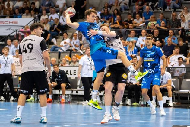 Handball I Men I Season 2025 2026 I Bundesliga I 3 Matchday I TVB Stuttgart Bergischer HC I 06 09 2025 Max Häfner 3, TVB Stuttgart in throw, defended by Johannes Wasielewski 77, Bergischer HC Stuttgart Porsche Arena Baden Württemberg Germany Copyright: xLobeca MaxxPetershansx