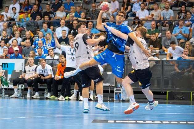 Handball I Men I Season 2025 2026 I Bundesliga I 3 Matchday I TVB Stuttgart Bergischer HC I 06 09 2025 Antonio Serradilla Cuenca 5, TVB Stuttgart im Wurf Stuttgart Porsche Arena Baden Württemberg Germany Copyright: xLobeca MaxxPetershansx
