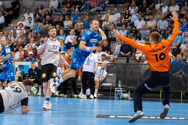 Handball I Men I Season 2025 2026 I Bundesliga I 3 Matchday I TVB Stuttgart Bergischer HC I 06 09 2025 Kai Häfner 34, TVB Stuttgart throwing, behind him Johannes Wasielewski 77, Bergischer HC and Lukas Diedrich 16, Bergischer HC in goal Stuttgart Porsche Arena Baden Württemberg Germany Copyright: xLobeca MaxxPetershansx