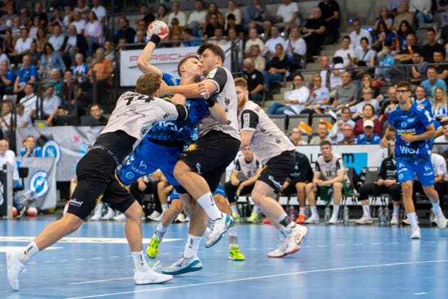 Handball I Men I Season 2025 2026 I Bundesliga I 3 Matchday I TVB Stuttgart Bergischer HC I 06 09 2025 Simone Mengon 15, TVB Stuttgart with ball defended by Gerdas Babarskas 14, Bergischer HC and Aron Seesing 49, Bergischer HC Stuttgart Porsche Arena Baden Württemberg Germany Copyright: xLobeca MaxxPetershansx