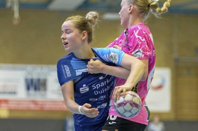 RECORD DATE NOT STATED 2. Handball-Bundesliga: TuS Lintfort - Füchse Berlin ** NUR FÜR REDAKTIONELLE ZWECKE ** EDITORIAL USE ONLY **<p>Alissa Katarina Werle, rechts, im Kampf gegen Alea Mattig, links, am Samstag, den 06.09.2025, im Spiel TuS Lintfort gegen Füchse Berlin in der Sporthalle Eyller Straße in Kamp-Lintfort. TuS Lintfort, blaue Trikots, spielt gegen Füchse Berlin, rosa Trikots, in der 2. Handball-Bundesliga der Frauen, Saison 2025 2026. Deutschland NRW Kamp-Lintfort Copyright: OleksandrxVoskresenskyi Copyright: OleksandrxVoskresenskyi doc82a23wbbla1kh4wflp ,EDITORIAL USE ONLY